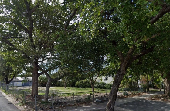 1812  Roosevelt St #